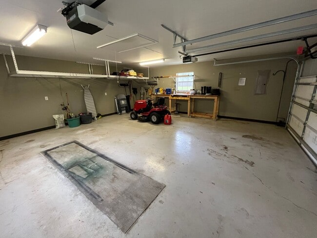 Building Photo - 3 Bedroom, 2 Bath home w/2 Car Garage on 5...
