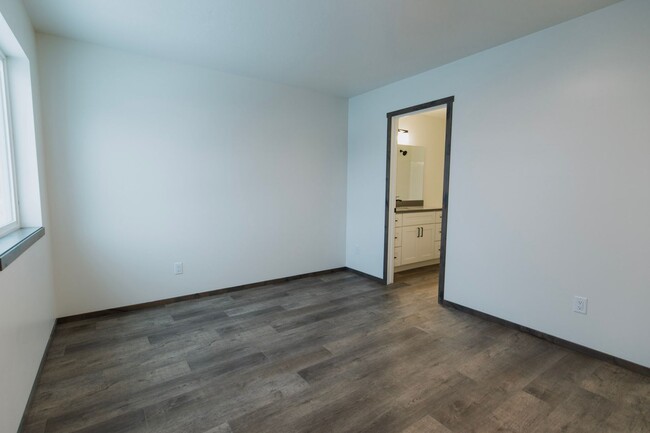 Building Photo - Newer 2 Bedroom 2 1/2 bathroom Hayden Town...