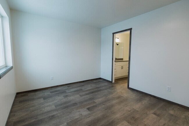 Building Photo - Newer 2 Bedroom 2 1/2 bathroom Hayden Townhome!