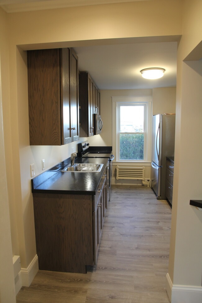 Building Photo - 84 Hathorne St