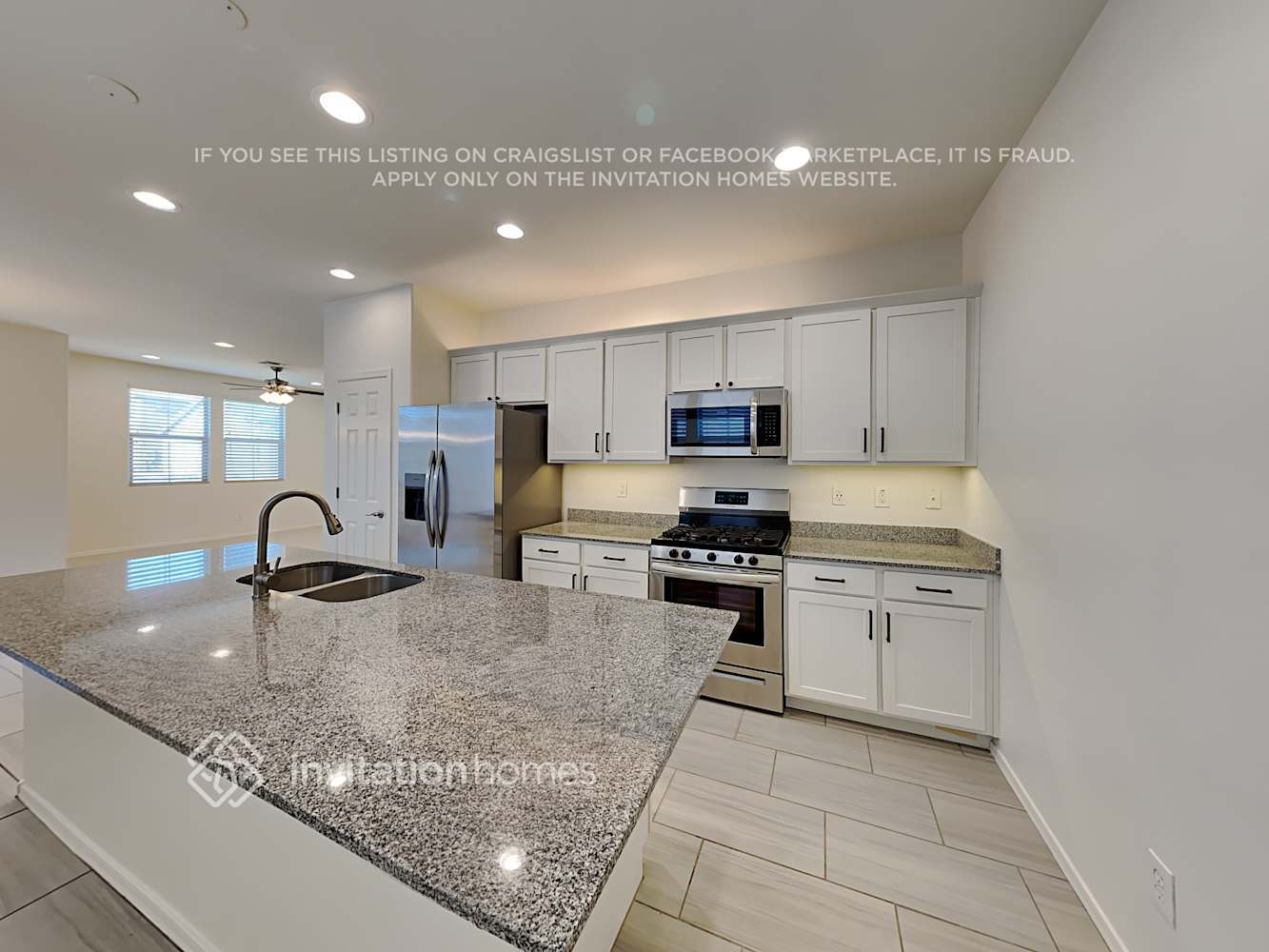 Building Photo - 326 N Sandal