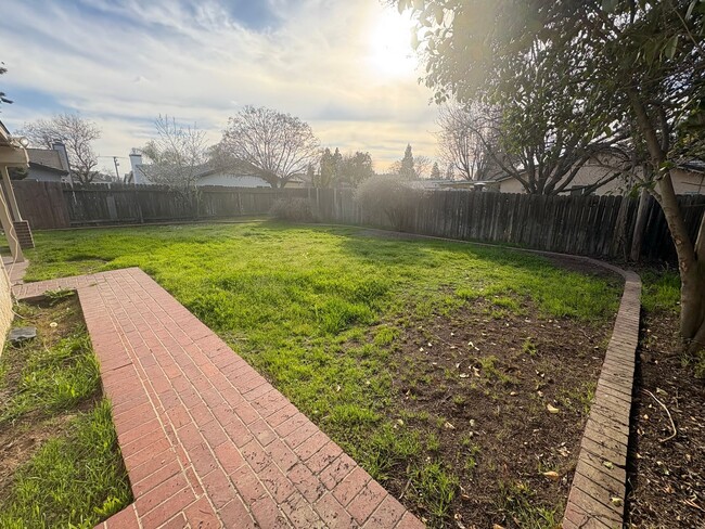 Building Photo - NW Visalia Home Rent Ready!