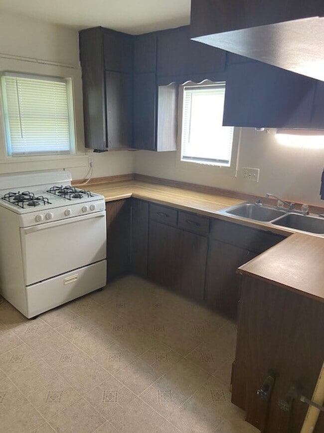 Building Photo - 5 bedroom single family home in great Vill...