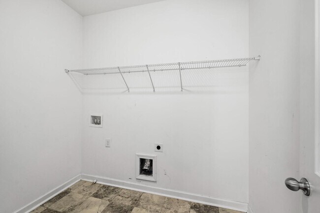 Building Photo - 2108 Charmond Dr