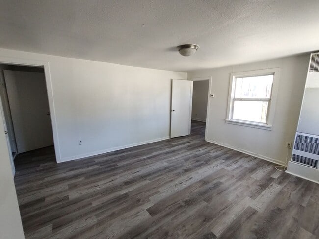 Building Photo - 2 Bedroom 1 Bath Newly Remodeled House