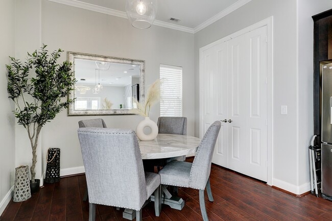 Building Photo - 1206 Cushing St