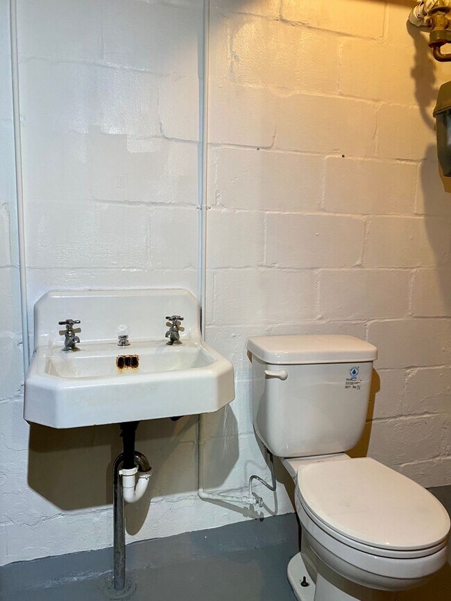 Building Photo - Charming 3 Bedroom/1.5 Bathroom Townhome in Towson, MD!