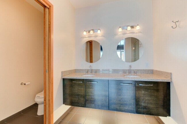 Building Photo - Luxury Gold Lofts! Bright Open Floor Plan with City Views-Secure Parking