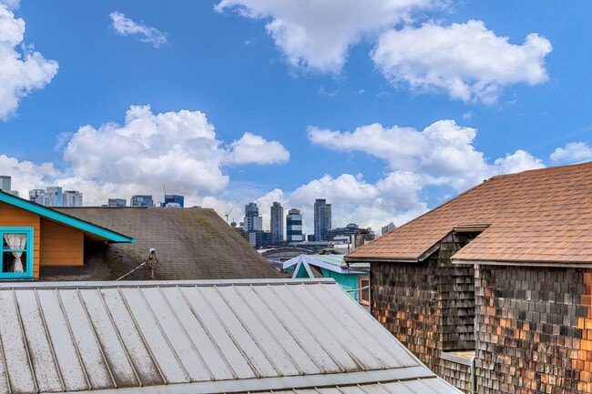 Building Photo - 2 bed 1.5 bath houseboat on Lake Union