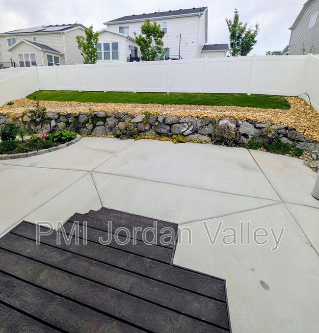 Building Photo - 2123 Wallflower Dr