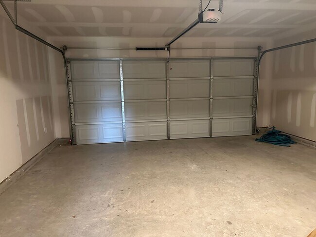 Building Photo - Quiet cul-da-sack - 3 bed 2 bath 2 car garage