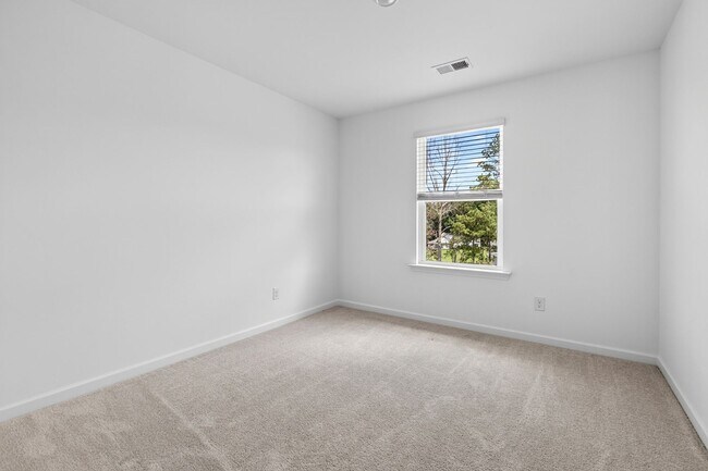 Building Photo - 5044 Highwood Dr