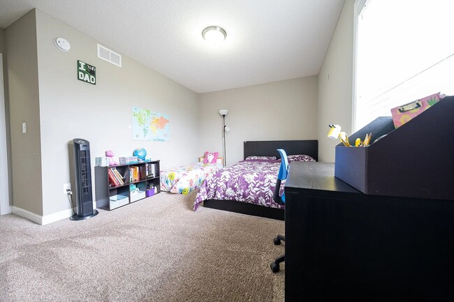 Building Photo - Rare super nice 3 bed end unit townhouse f...