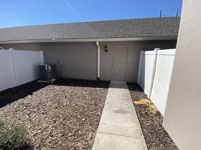 Building Photo - 15555 Honeybell Dr