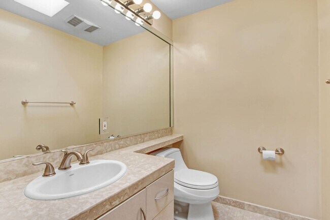 Building Photo - Spacious & Bright 3BR Condo with Bonus Room, Secured Parking & Hollywood History!