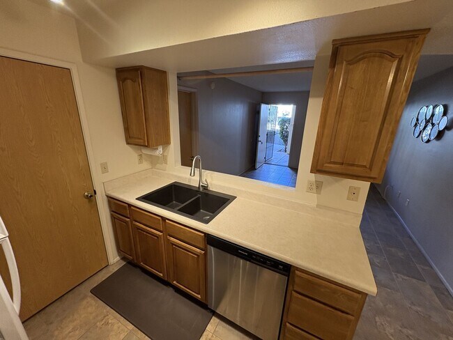 Building Photo - East side condo with community pool/spa/assigned covered parking place