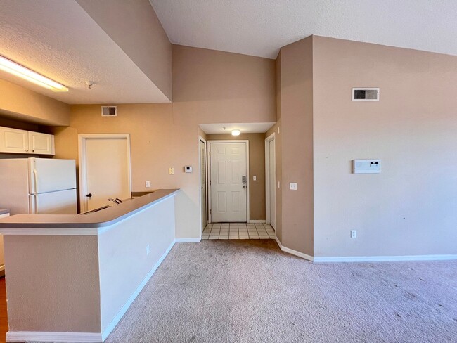 Building Photo - Awesome apartment in the heart of Metrowest!