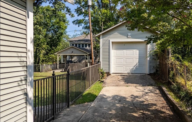 Building Photo - 4920 Lee Ave