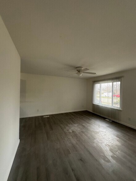 Living room - 991 Deerfield Ct