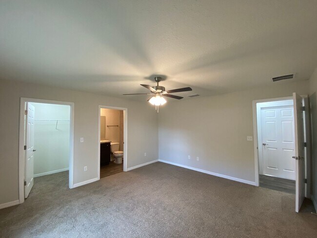 Building Photo - *** NOT AVAILABLE TO SHOW TILLL MID APRIL *** Custom Home - Desirable SE Ocala Neighborhood 3/2/2...