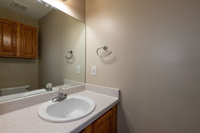 Building Photo - Beautiful  3 Bedroom, 2.5 Bath Condo in Canterbury!