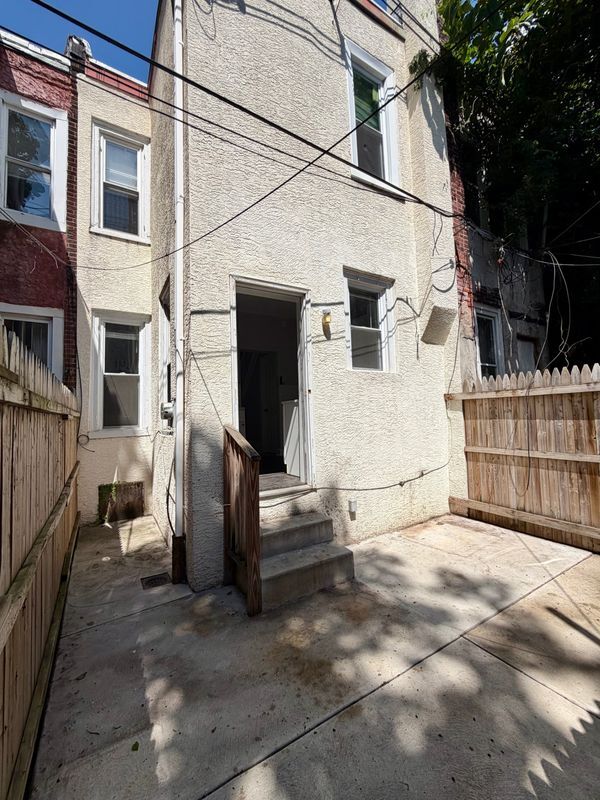 Building Photo - 2555 N Hollywood St