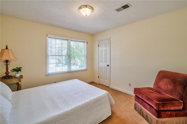 Building Photo - 4010 Mansion Dr