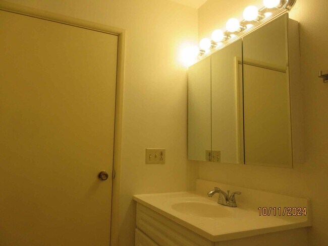 Building Photo - N111W15784-W15784 Vienna Ct