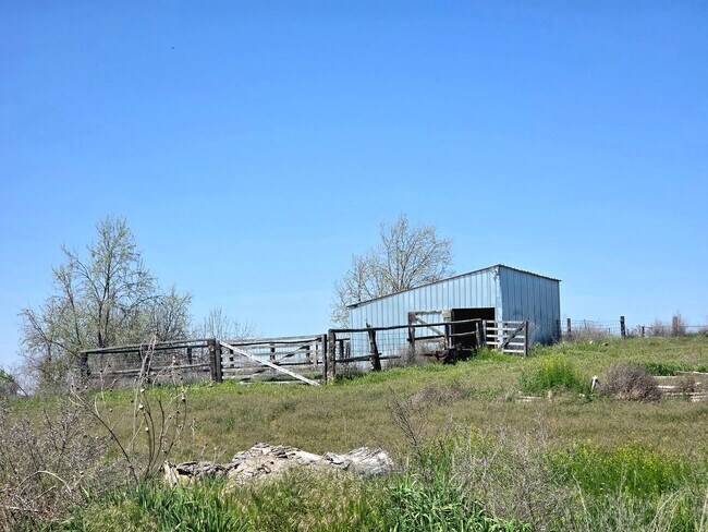 Building Photo - 3 Bed, 2 Bath Country-Home on 5 Acres