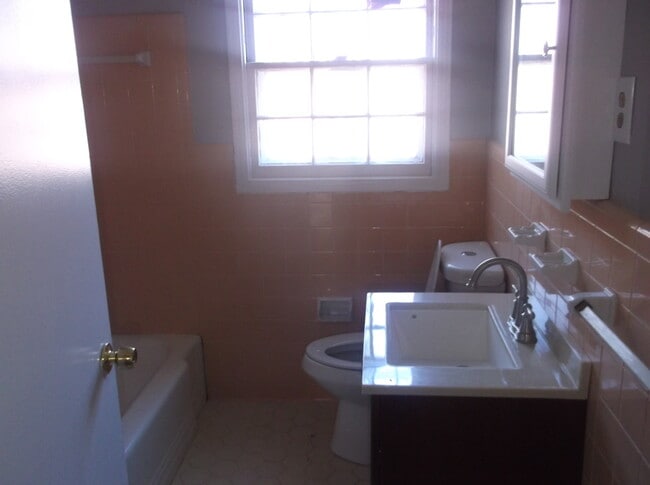 Building Photo - 412 Dreger Rd