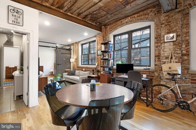 Building Photo - 1737 N Howard St