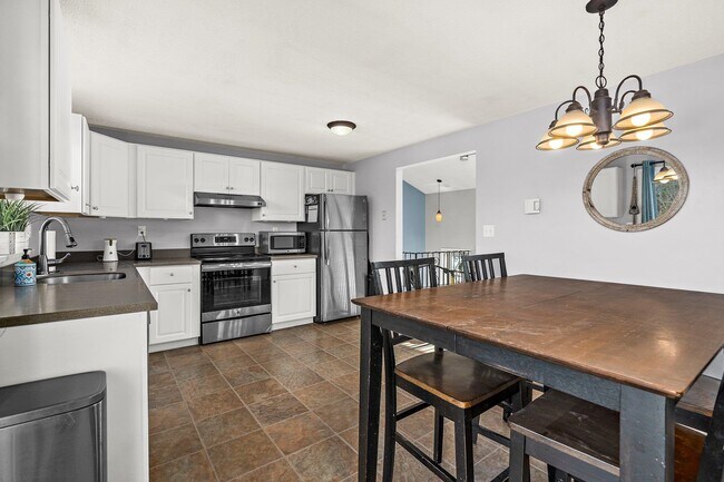 Building Photo - 74 Derryfield Rd