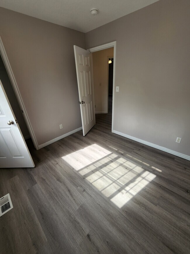 Building Photo - 1638 S 2960 E St