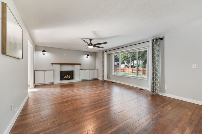 Building Photo - Home with private Long Lake community beac...