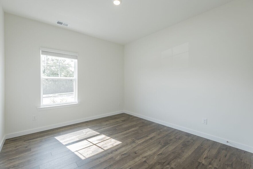 Building Photo - 10815 Upland Dr