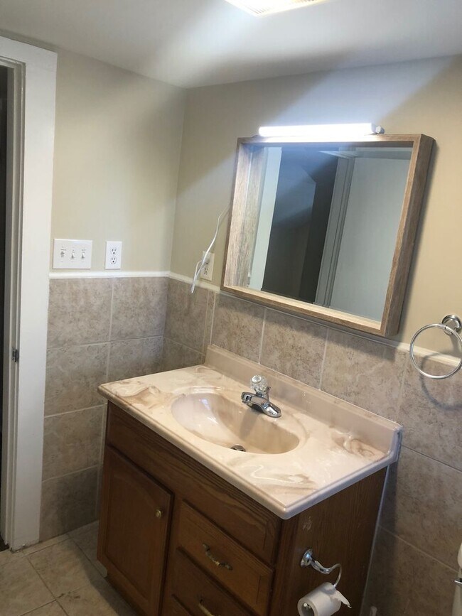 Building Photo - Four bedroom, 2 bath house in Burlington