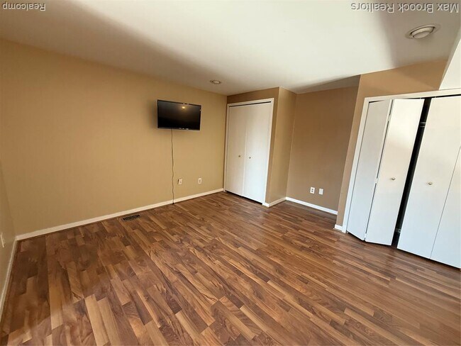 Building Photo - 6670 Maple Lakes Dr