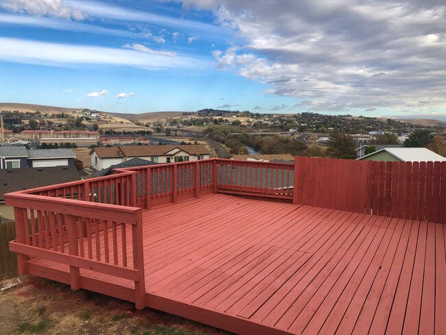 Building Photo - Three Bedroom with Gorgeous Views!