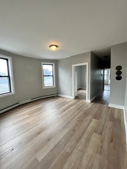 122 Randolph Ave 3R - 120 Randolph Ave