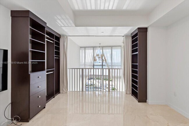 Building Photo - 1100 Biscayne Blvd
