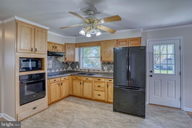 Building Photo - 206 N Main St