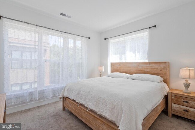 Building Photo - 40 Mural Walk NE