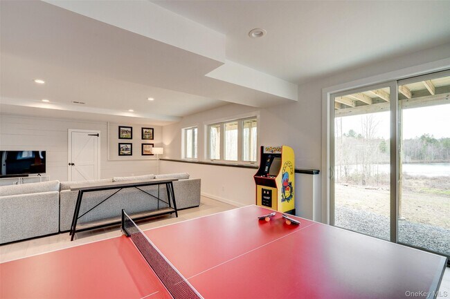 Building Photo - 90 Meadow Ln