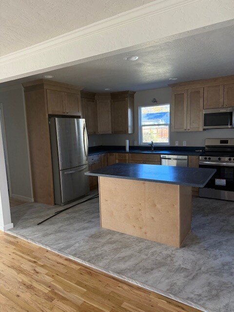 Building Photo - 1590 Hall Ave