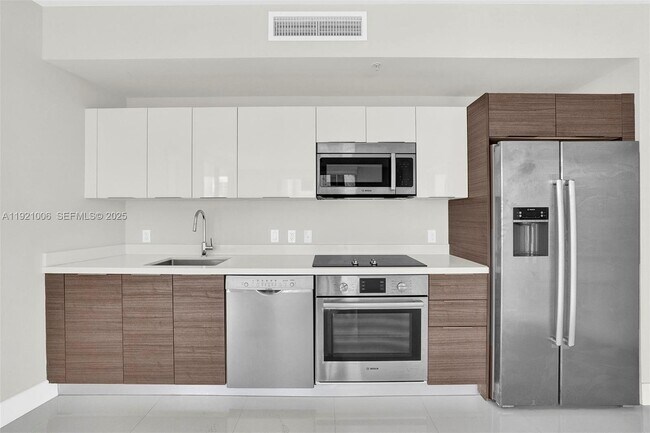 Building Photo - 1010 SW 2nd Ave