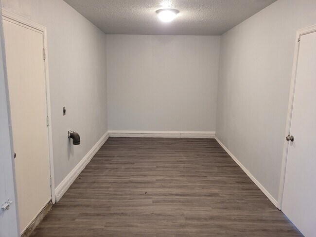 Building Photo - 400 Rosewood Dr