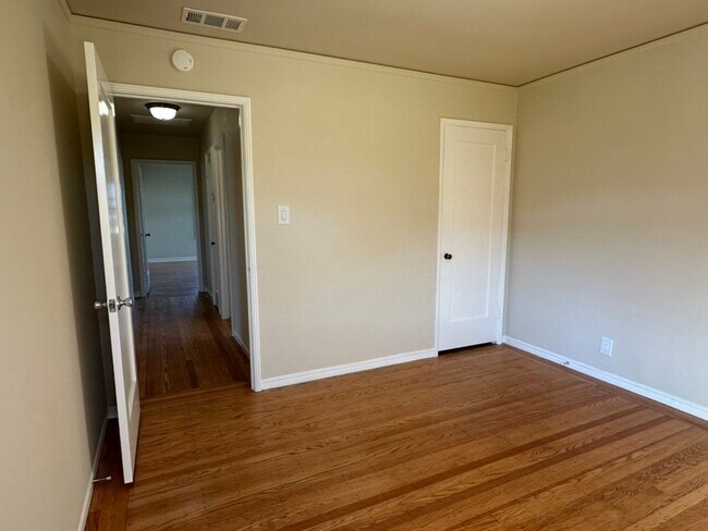 Building Photo - Epic REA - Great Home w/2 BR/1 BA Plus Bonus Loft in Mills Park Neighborhood