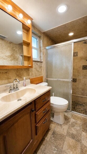 Building Photo - 35025 Raintree Dr