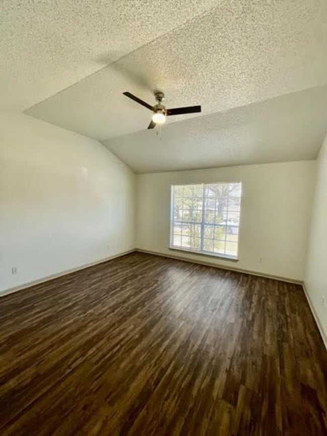 Building Photo - 928 Briar Dr