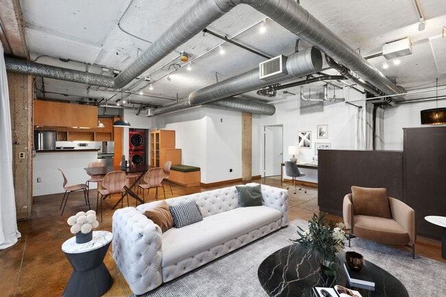 Building Photo - Elevate Your Living: Luxe 916 sq ft Studio in the Iconic Cable Building